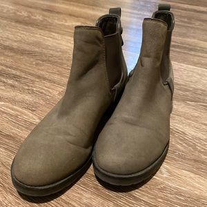 Steve Madden, olive green, ankle, Chelsea boots, size 8 1/2